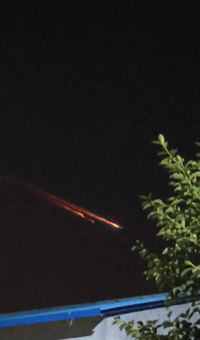夜空现不明飞行物有人称“大的后面跟着小的”K8凯发登录入口潍坊、日照等多地都拍到了！(图2)