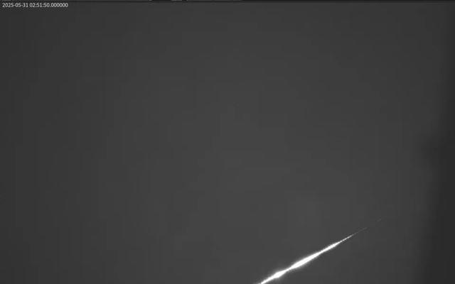 夜空现不明飞行物有人称“大的后面跟着小的”K8凯发登录入口潍坊、日照等多地都拍到