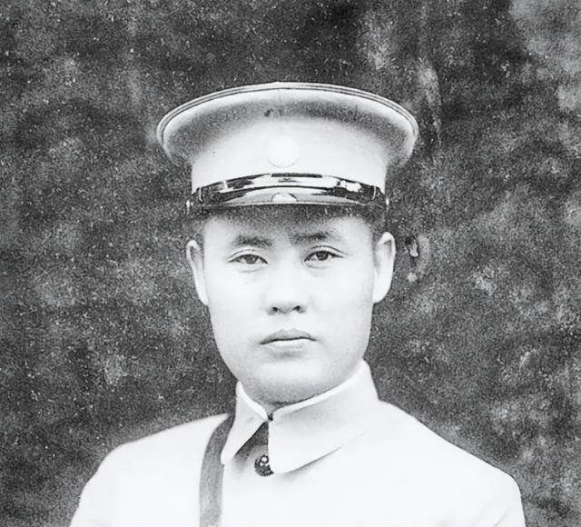 主动向毛主席坦白：私下藏有武器和电台凯发k8一触即发傅作义担任政府实职后(图2)